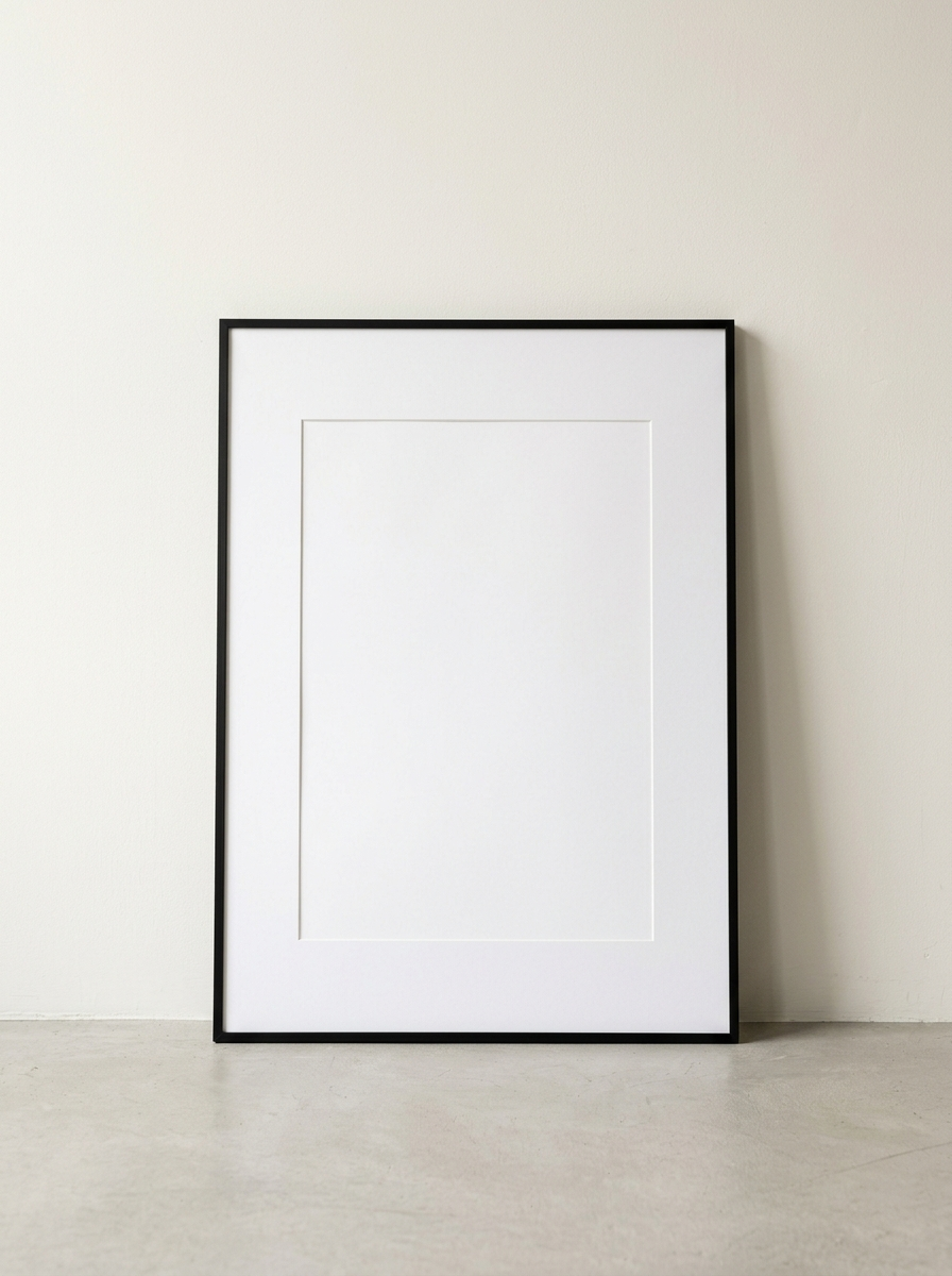 Aluminium Fotolijst Mat Zwart 50x70 - matzwarte aluminium posterlijst 50 x 70 cm van Dekovira, tegen een warmwitte muur in daglicht