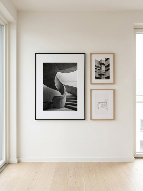 Aluminium Fotolijst Mat Zwart 50x70 van Dekovira, opgehangen in een licht Nederlands interieur