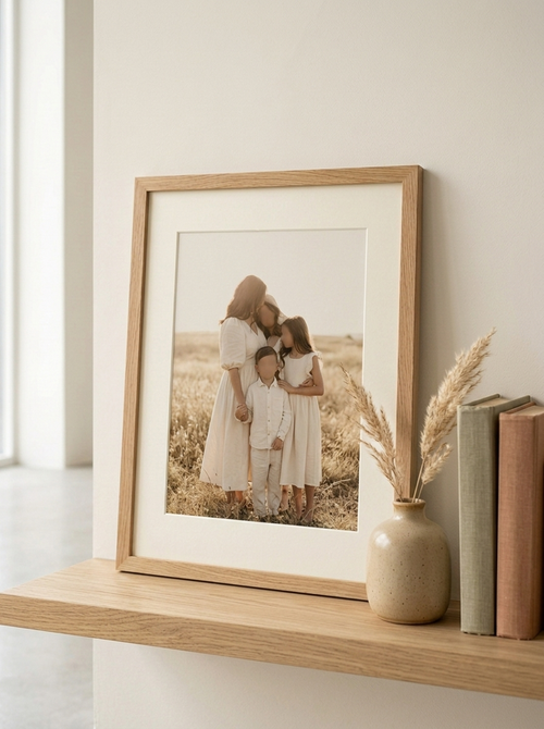 Eiken Fotolijst Naturel A3 van Dekovira, opgehangen in een licht Nederlands interieur